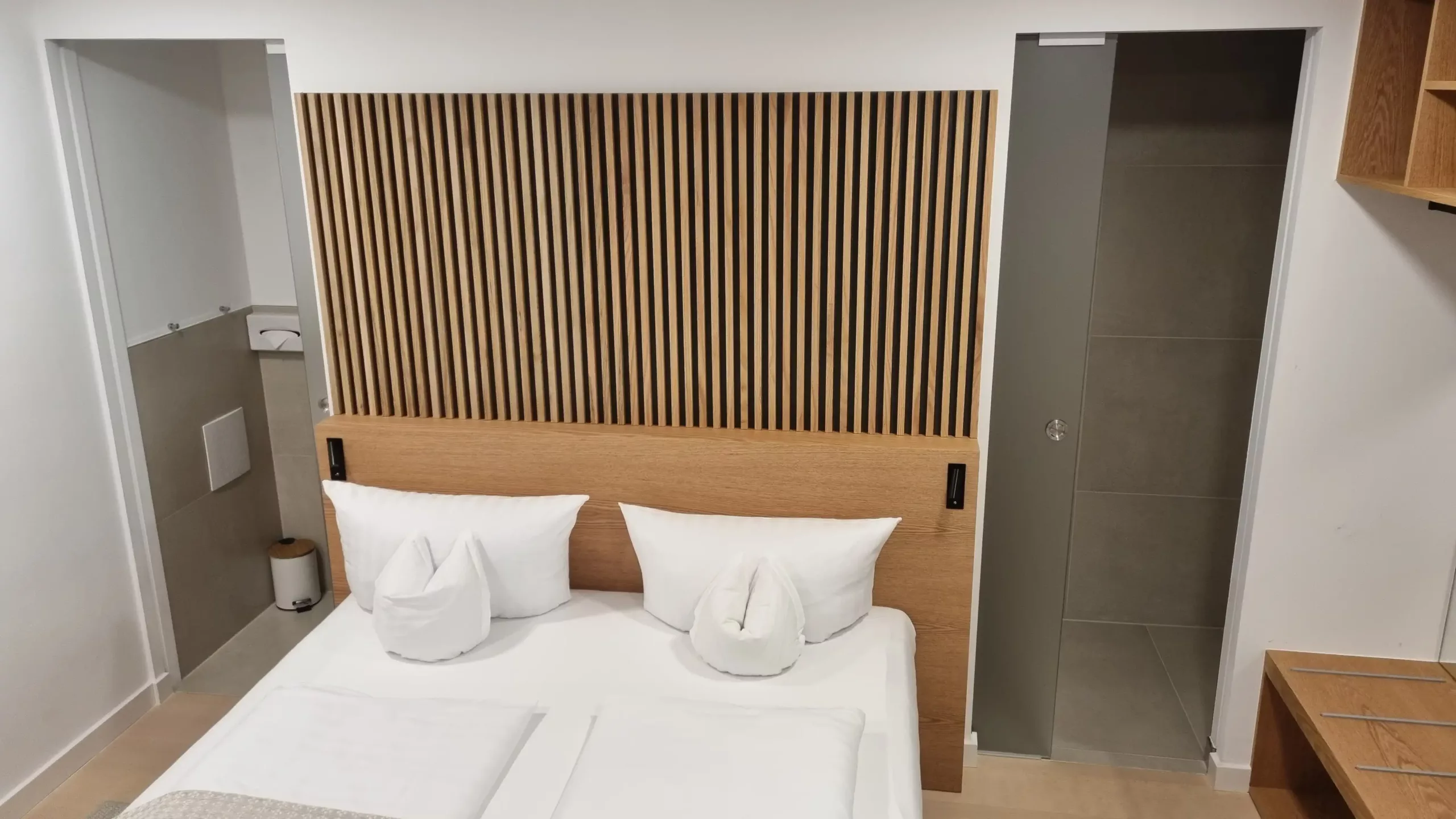 Hotelzimmer - Ansicht Bettkopfteil in Eiche modern