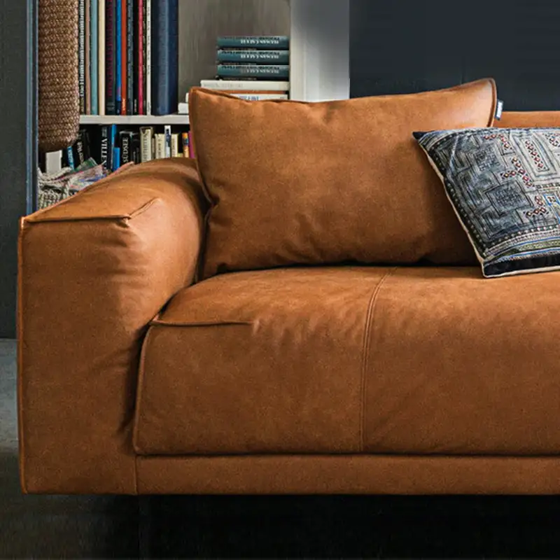Braunes Leder Sofa von Rolf Benz - nicht nur im Foyer eine gute Wahl.